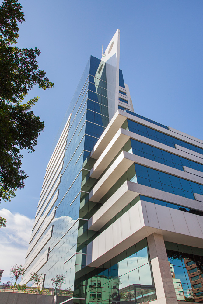 <strong>Trust Business Center</strong><br> 6.000m² de piso elevado <br><strong>Arquitetura: Pedro Gabriel</strong>